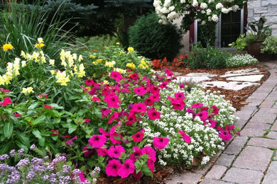 Design ideas for a mid-sized traditional landscaping in Minneapolis.