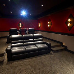 Réalisation d'une salle de cinéma tradition fermée et de taille moyenne avec moquette, un écran de projection et un mur rouge.