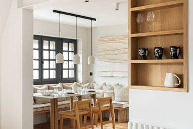 Dining room - mid-sized dining room idea in Paris