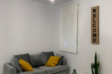 Modelo de sala de estar abierta nórdica de tamaño medio con paredes blancas, suelo de madera clara y suelo gris