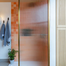 12 Bathrooms With Reeded Glass Screens