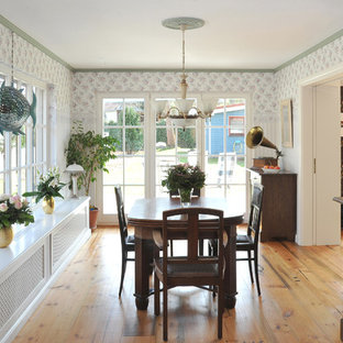 На фото: гостиная-столовая среднего размера в стиле кантри с светлым паркетным полом и разноцветными стенами без камина с