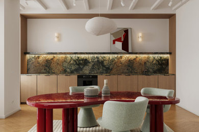 Foto di una sala da pranzo aperta verso il soggiorno moderna con travi a vista