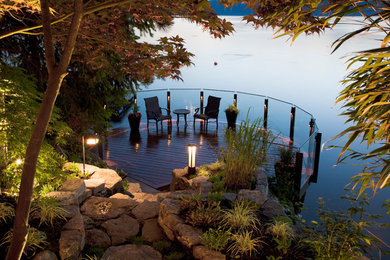 Transitional deck photo in Vancouver