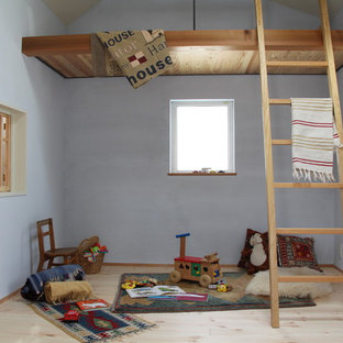 他の地域の小さいカントリー風おしゃれな子供部屋 (グレーの壁、淡色無垢フローリング、ベージュの床) の写真