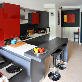 Неиссякаемый источник вдохновения для домашнего уюта: маленькая п-образная кухня в современном стиле с обеденным столом, одинарной раковиной, плоскими фасадами, серыми фасадами, столешницей из кварцевого композита, черным фартуком, фартуком из сланца, техникой из нержавеющей стали, полом из керамической плитки, полуостровом и розовым полом