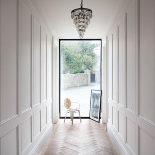 Inredning av en klassisk mellanstor hall, med vita väggar och ljust trägolv