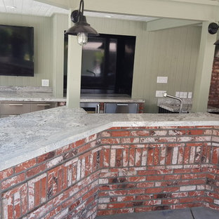 Создайте стильный интерьер: дворик среднего размера на заднем дворе в современном стиле с летней кухней, дорожками из тротуарной плитки и навесом - последний тренд