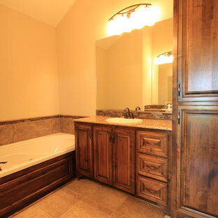 Immagine di una stanza da bagno padronale classica con lavabo da incasso, nessun'anta, ante in legno scuro, top in granito, vasca da incasso, piastrelle multicolore, lastra di vetro e pavimento con piastrelle in ceramica