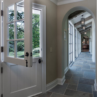 Foto på en vintage hall, med blått golv