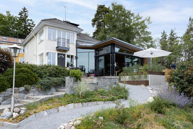 Idéer för att renovera ett mellanstort funkis grått hus, med allt i ett plan, glasfasad, platt tak och tak i metall