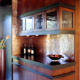 サンフランシスコの中サイズのコンテンポラリースタイルのおしゃれなホームバー (メタルタイルのキッチンパネル、フラットパネル扉のキャビネット、中間色木目調キャビネット) の写真