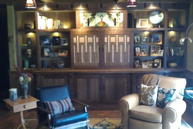 Arts and crafts living room photo in Chicago