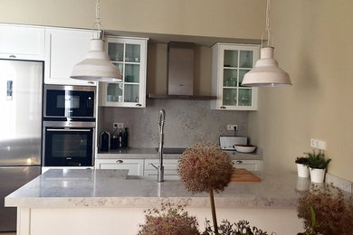 Imagen de cocina tradicional renovada de tamaño medio