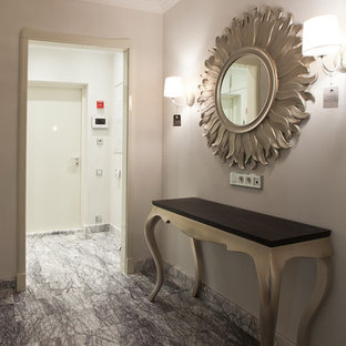 Idéer för eklektiska entréer, med korkgolv och grått golv