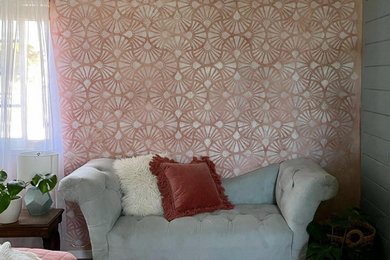 サンタバーバラにある中くらいなシャビーシック調のおしゃれな主寝室 (マルチカラーの壁) のインテリア