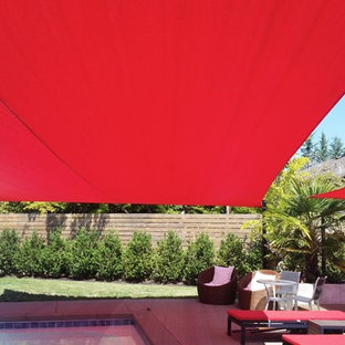 Großer Klassischer Pool hinter dem Haus mit Betonplatten in Portland