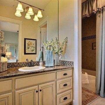 Shared Full Bath (Part 2) - The Poplar - Super Ranch in Monet's Garden
