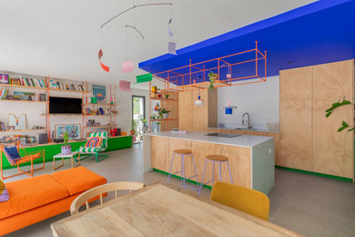 Inspiration pour une grande salle de séjour bohème ouverte avec une bibliothèque ou un coin lecture, un mur blanc, un sol en carrelage de céramique, aucune cheminée, un téléviseur fixé au mur et un sol beige.