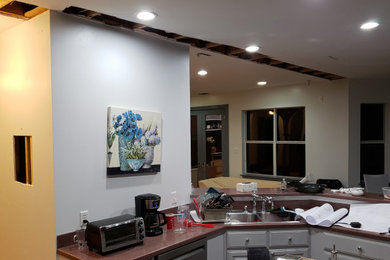 Kitchen - modern kitchen idea in Dallas