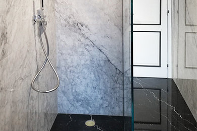 Immagine di un bagno di servizio chic con piastrelle bianche, piastrelle di marmo, pavimento in marmo e pavimento nero
