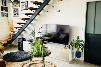 Cette image montre un salon blanc et bois minimaliste avec un mur blanc, un sol en carrelage de céramique, un téléviseur indépendant et un sol beige.
