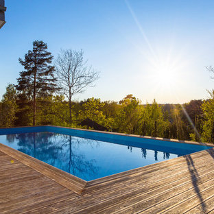 ストックホルムの北欧スタイルのおしゃれなプールの写真