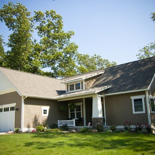 Example of a classic one-story vinyl exterior home design in Grand Rapids