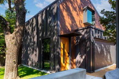 Exemple d'une façade de Tiny House moderne à un étage avec un revêtement mixte, un toit en métal, un toit à deux pans et un toit gris.