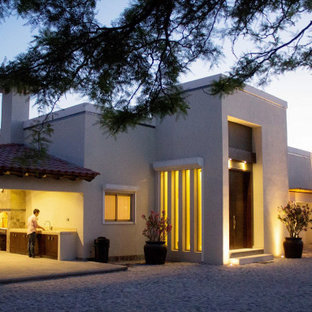 Maritim inredning av ett mellanstort beige hus, med allt i ett plan och tak i mixade material