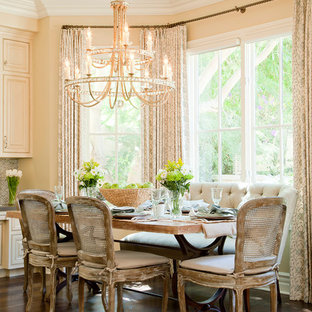 Klassisches Esszimmer mit gelber Wandfarbe in Los Angeles