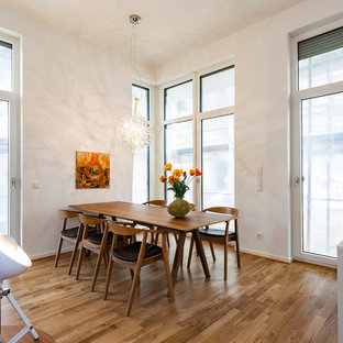 ライプツィヒの中サイズのコンテンポラリースタイルのLDKの画像 (白い壁、無垢フローリング、茶色い床)