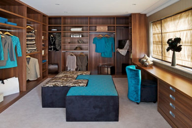 Inspiration for a contemporary closet remodel in Montreal