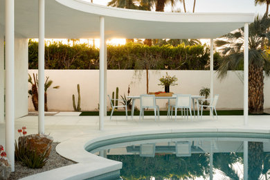Example of a mid-century modern pool design in Portland