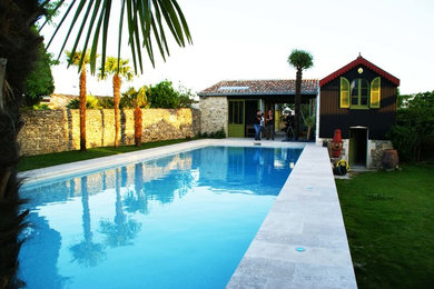 Inspiration pour une piscine design.