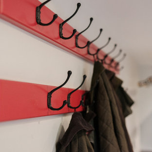 Ejemplo de lavadero multiusos y lineal, campestre, grande, con fregadero sobremueble, puertas de armario con efecto envejecido, encimera de granito, paredes grises, suelo de pizarra, lavadora y secadora escondidas y suelo gris