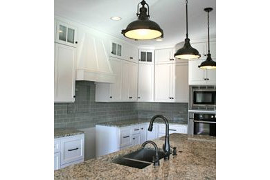 Inspiration for a craftsman kitchen remodel in Milwaukee