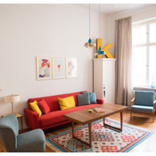 Altbau-Wohnraum in Primärfarben