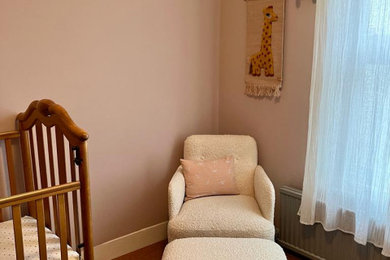 ハートフォードシャーにあるコンテンポラリースタイルのおしゃれな赤ちゃん部屋の写真