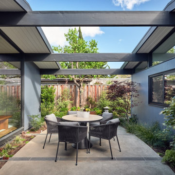 Flowing Courtyard Eichler