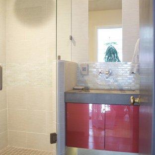 Foto di una piccola stanza da bagno con doccia minimalista con lavabo integrato, ante lisce, ante rosse, top in cemento, doccia ad angolo, piastrelle beige, piastrelle in gres porcellanato, pareti beige e pavimento in gres porcellanato