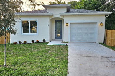 Example of a minimalist home design design in Tampa