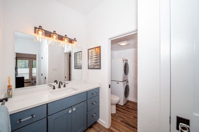 Exempel på ett mellanstort modernt vit vitt en-suite badrum, med skåp i shakerstil, blå skåp, vita väggar, mellanmörkt trägolv, bänkskiva i kvarts och brunt golv