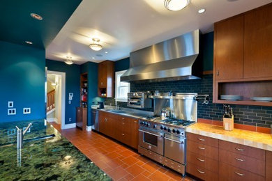 Esempio di una cucina stile americano di medie dimensioni con ante lisce, ante arancioni, top in quarzite, paraspruzzi grigio, paraspruzzi con piastrelle in ceramica, elettrodomestici in acciaio inossidabile, pavimento in terracotta, pavimento arancione e top multicolore