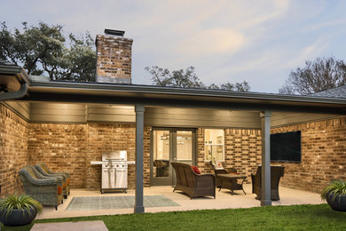 Example of a transitional patio design in Dallas