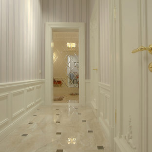 Immagine di un ingresso o corridoio chic con pareti rosa, pavimento con piastrelle in ceramica e pavimento rosa