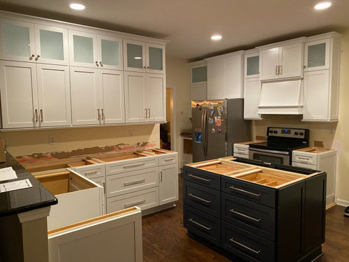 what kitchen wall color for white and navy cabinets?