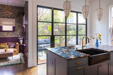 Stilmix Küche mit Landhausspüle, Schrankfronten im Shaker-Stil, blauen Schränken, braunem Holzboden, Kücheninsel und bunter Arbeitsplatte in San Francisco