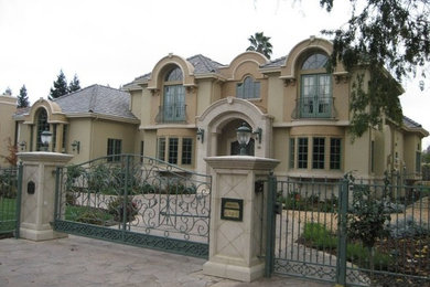 サンフランシスコにある地中海スタイルのおしゃれな家の外観 (漆喰サイディング) の写真