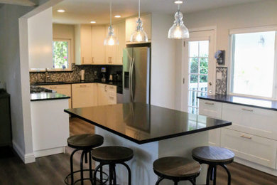 Example of a kitchen design in Sacramento